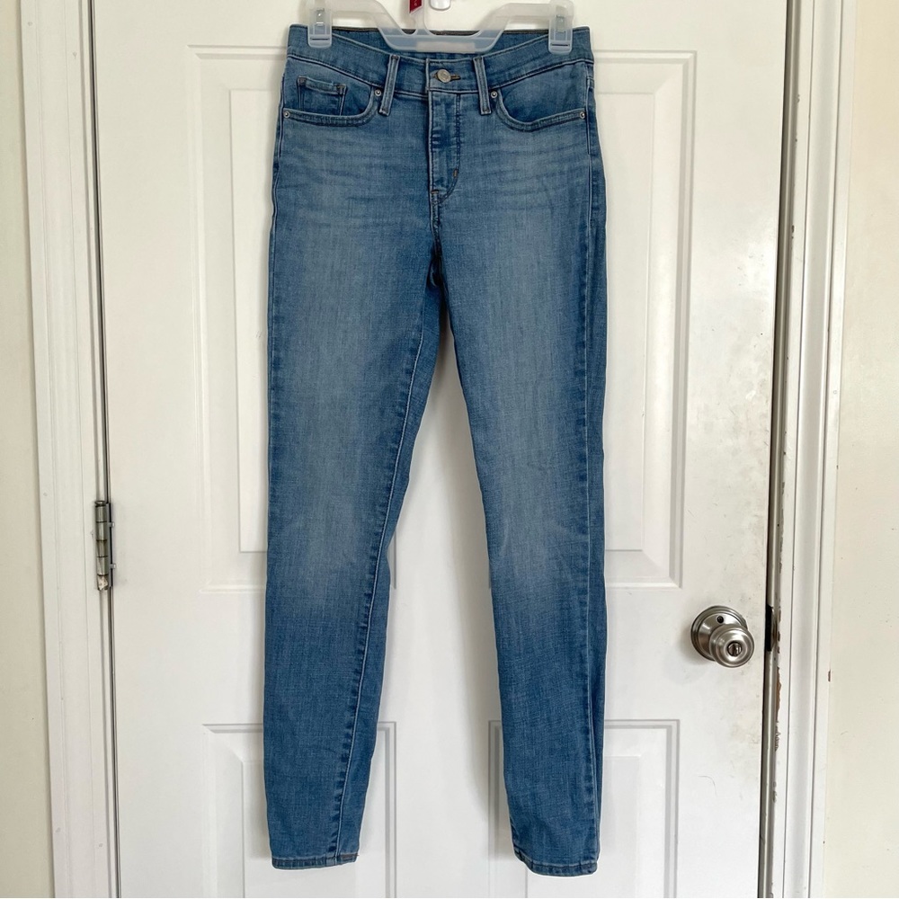 Levi’s 311 Shaping Skinny Mid Wash Jeans 26x30 Like New